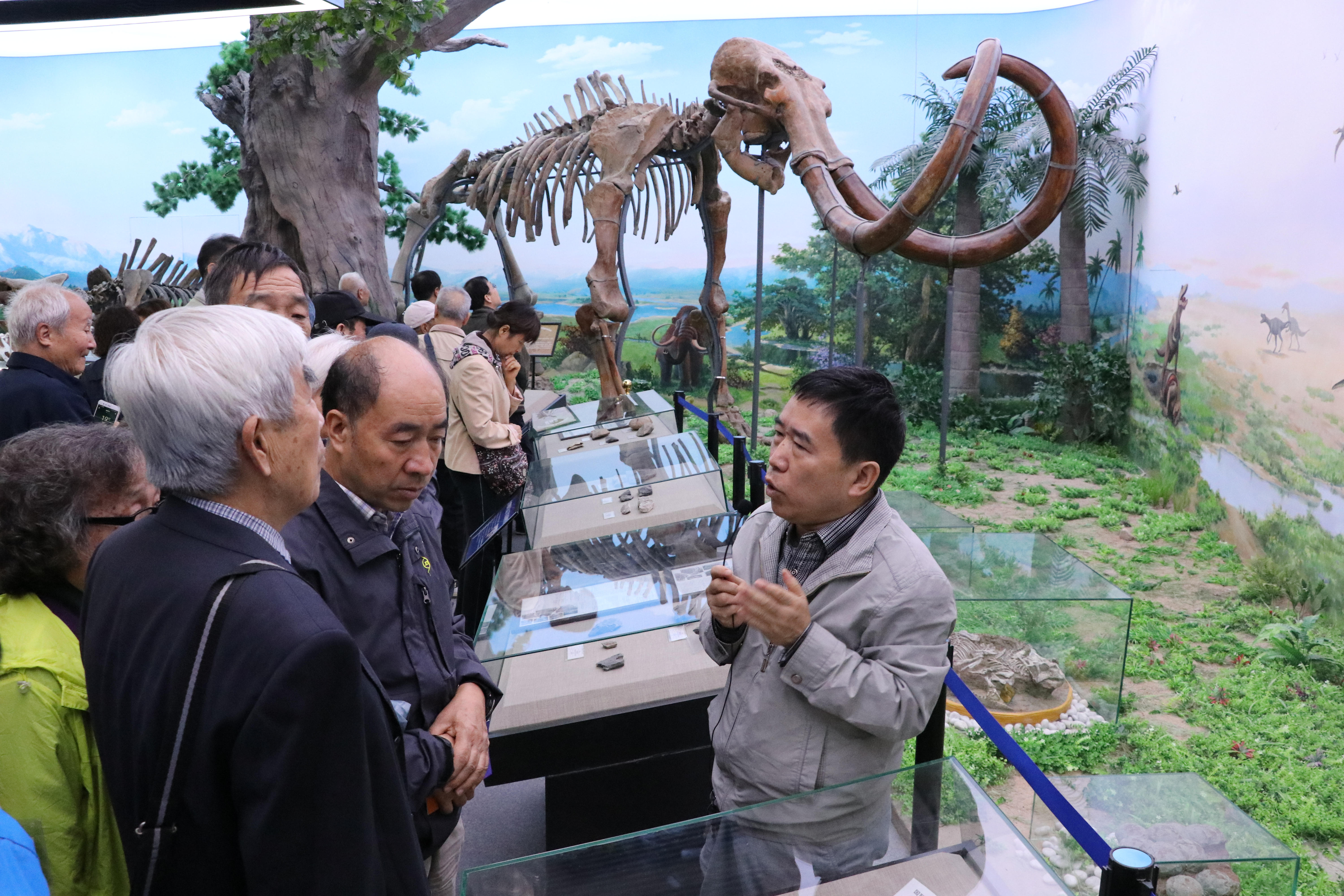 離退休人員參觀學校新地質博物館和新校史館